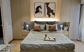 Neon - Royal Nest Aerotel With Pvt Balcony -1 Km From Airport